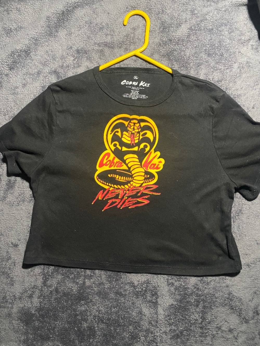 Women's Cobra Kai Crop Top T-Shirt XL Black Graphic Tee Karate Kid Netflix Show